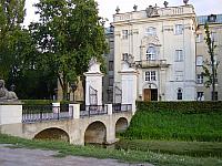 4 Mainentrance over moat bridge